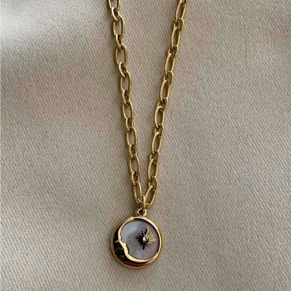 18k Gold Plated 3D Crescent Moon Pendant Necklace. New. - Picture 8 of 15